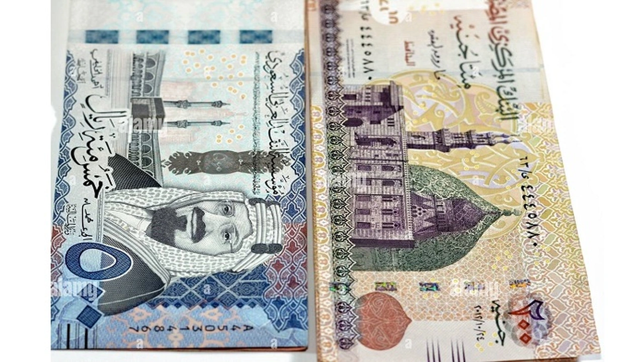 سعر الريال السعودي يتأرجح اليوم في الأسواق المالية